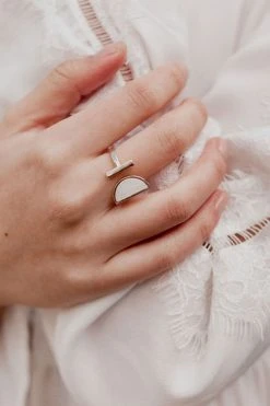 Hathorway Ve Tinh Horn Crescent Ring