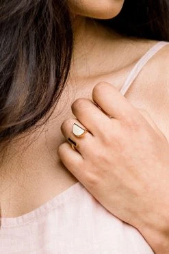 Hathorway Ve Tinh Horn Crescent Ring