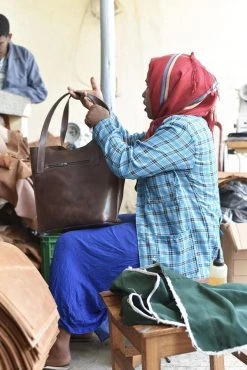 Purse & Clutch Accessories Zippered Leather Purse - Black