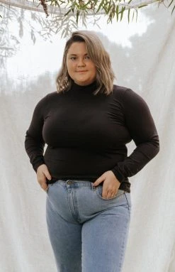 Mien Sol Mock Neck Long Sleeve Top