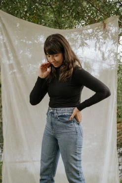 Mien Sol Mock Neck Long Sleeve Top